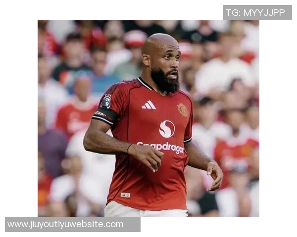 姆伯莫终于领奖英超10月最佳球员奖杯落入手中 姆伯莫终于领奖英超10月最佳球员奖杯落入手中