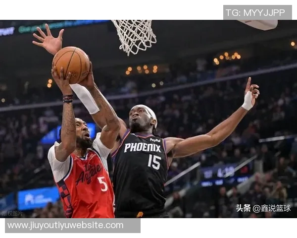 布克遭遇严密防守表现平平13投5中三分球命中率低迷仅得18分6失误